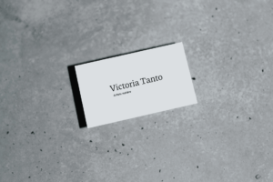 Carte de visite, direction artistique et logo de l'artiste Victoria Tanto. Studio de création d'application mobile et design graphique