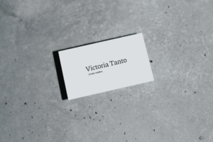 Carte de visite, direction artistique et logo de l'artiste Victoria Tanto. Studio de création d'application mobile et design graphique